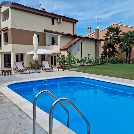 App Sandro With Common Pool Porec Luaran gambar
