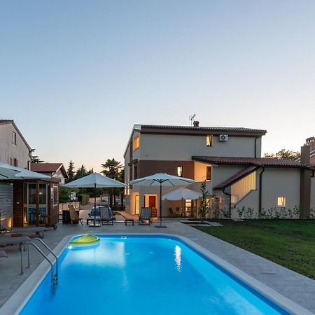 App Sandro With Common Pool Porec Luaran gambar