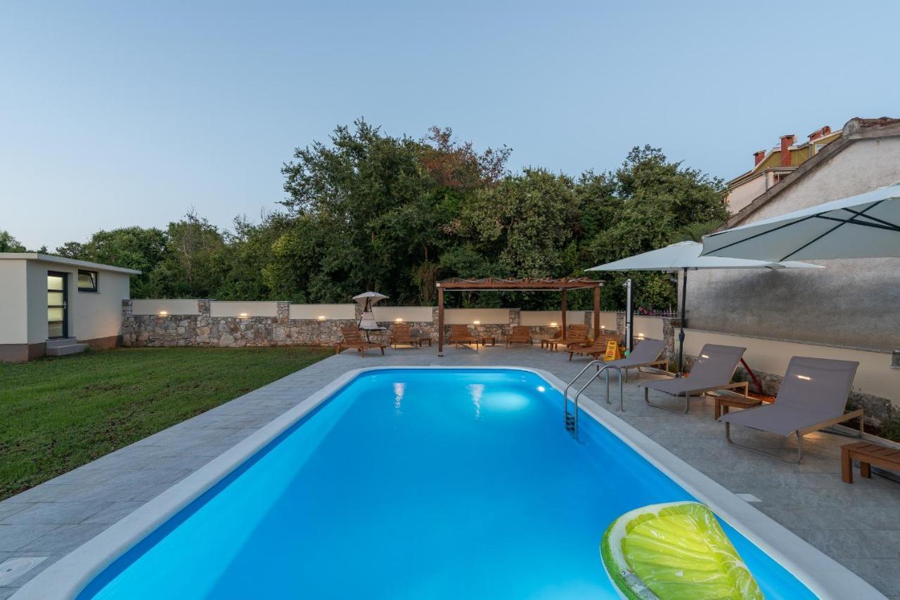 App Sandro With Common Pool Porec Luaran gambar